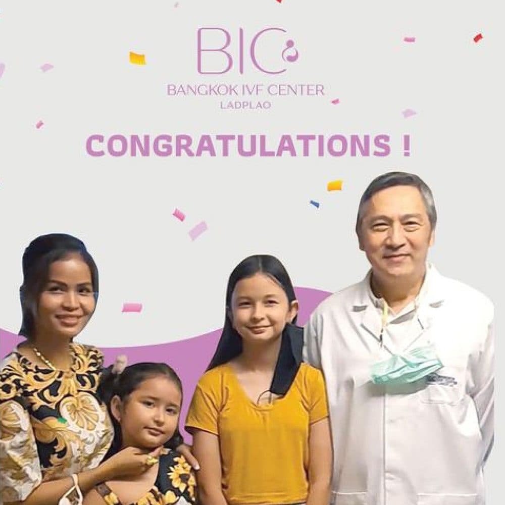 ครอบครัวถ่ายภาพร่วมกับ นพ.วิวรรธน์ ชินพิลาศ ใต้ป้าย CONGRATULATIONS!